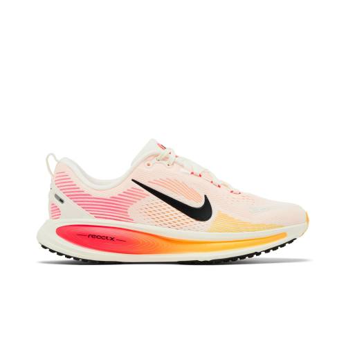 ナイキ \u0027SAIL CRIMSON\u0027 お坊っちゃん キッズ NIKE (YOUTH) VOMERO 18 BRIGHT HQ2157-102 / もの言う花 マタニティ スニーカー