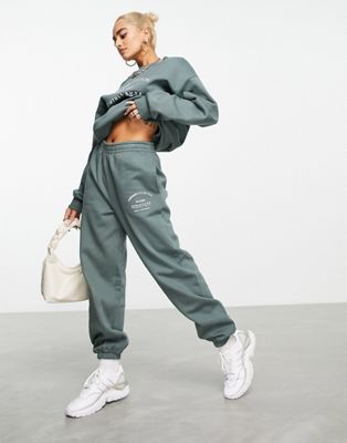 Asos Weekend Collective ジョガーパンツ 割り引き ロゴ カーキ レディース In With Khaki Oversized Jogger Logo Arch