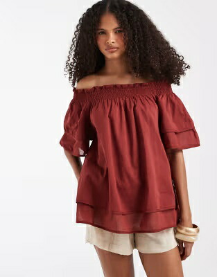 茶色 ブラウン レディース AWARE OFF SHOULDER RUFFLE TOP WITH SMOCK DETAIL IN TERRACOTTA / RUSSET BROWN｜スニケス