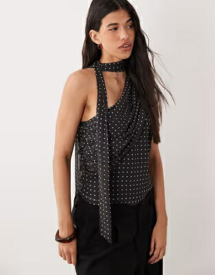 スカーフ 黒色 ブラック 白色 ホワイト レディース YAS ONE-SHOULDER RUCHED SCARF TOP IN BLACK AND WHITE POLKA DOT / BLACK WHITE DOT｜スニケス