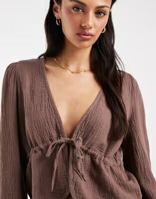 ピーシーズ ネクタイ スリーブ 茶色 ブラウン 長袖 レディース PIECES CRINKLE COTTON TIE FRONT LONG SLEEVE TOP IN CHOCOLATE BROWN - PART OF A SET / COFFEE QUARTZ｜スニケス