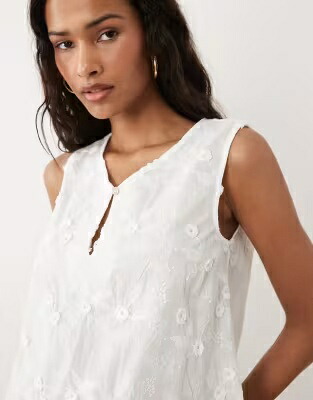 ヴィラ 白色 ホワイト レディース VILA FLORAL APPLIQU COTTON TOP WITH FRILL TRIM IN WHITE / SNOW WHITE｜スニケス