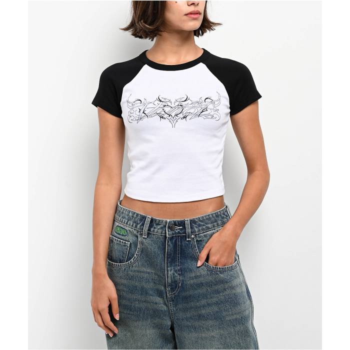 Vitriol 【 Forsaken Black \u0026 White Raglan Crop T-Shirt Women White 】 黒色 ブラック 白色 ホワイト Raglan ラグラン Crop クロップ Tシャツ レディース 白色 ホワイト