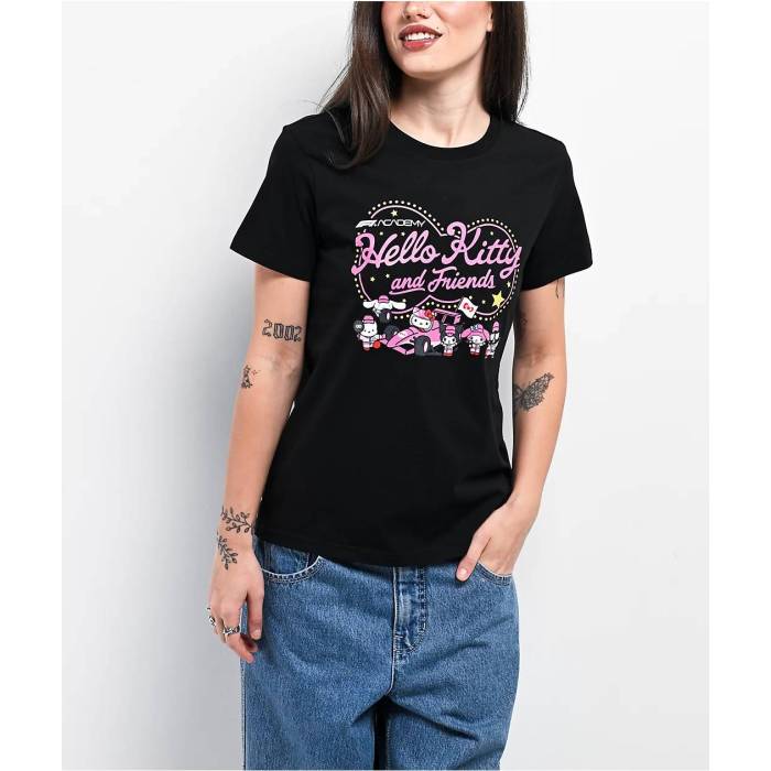 【★百貨店SALE★6/11十二時2時迄】Formula 1 【 X Hello Kitty Pit Crew Black T-Shirt Women\u0027s Black 】 労働者の一団 黒いこと 黒いこと プルオーバー レディース 黒いこと 黒いこと