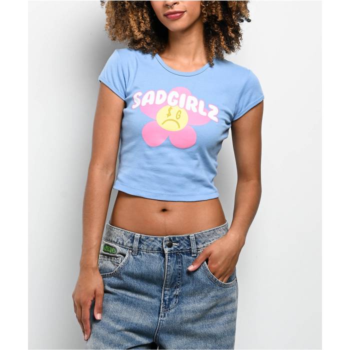 Sad Girlz 【 $Ad Girlz By Junior H Daisy Baby Blue Crop T-Shirt Women Light Pastel Blue 】 青色 ブルー Crop クロップ Tシャツ レディース 青色 ブルー