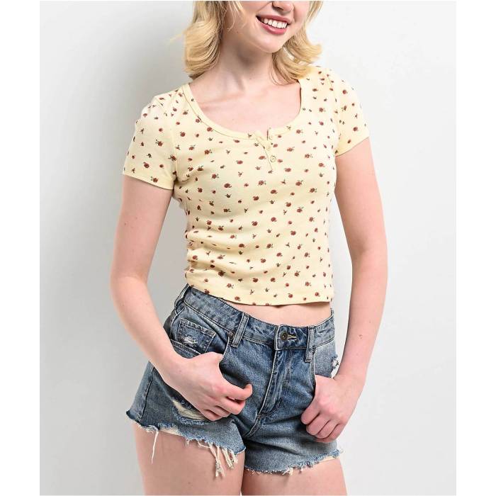 Zine 【 Hannie Ditsy Floral Yellow Crop Henley T-Shirt Women\u0027s Light Beige 】 yellow 黄味がかった・黄色 Crop クロップ ヘンリー プルオーバー レディース ベージュ
