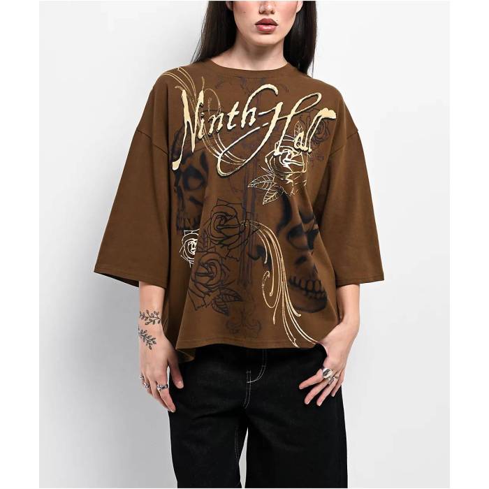 Ninth Hall 【 Ciara Foil Print Brown Oversized Boxy T-Shirt Women\u0027s Brown 】 赤銅色 赤銅色 プルオーバー レディース 赤銅色 赤銅色