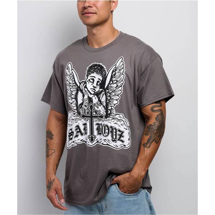 【★百貨店SALE★6/11真夜中2時迄】Sad Boyz 【 $Ad Boyz By Junior H Angel Armori Charcoal T-Shirt Men\u0027s Charcoal 】 濃灰色 ティーシャツ メンズ 濃灰色