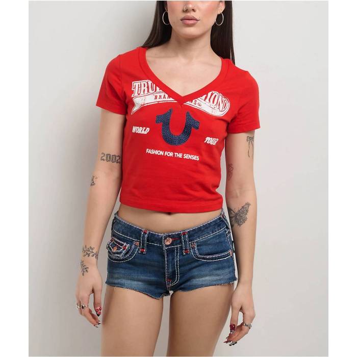 【★百貨店SALE★6/11真夜中2時迄】トゥルーレリジョン True Religion 【 Horseshoe V-Neck Scarlet Crop T-Shirt Women\u0027s Red 】 Vのど首 Crop クロップ ティーシャツ レディース Red 赤・赤いこと