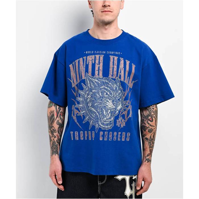 【★百貨店SALE★6/11真夜中2時迄】Ninth Hall 【 Trophy Chasers Blue Boxy T-Shirt Men\u0027s Blue 】 青碧 青碧 ティーシャツ メンズ 青碧 青碧