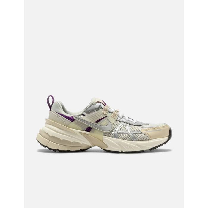 ナイキ Nike 【 V2K Run Prm Women Light Bone/ Metallic Silver-Sanddrift-Viotech-Pale Ivory-Black 】 幽客 レディース