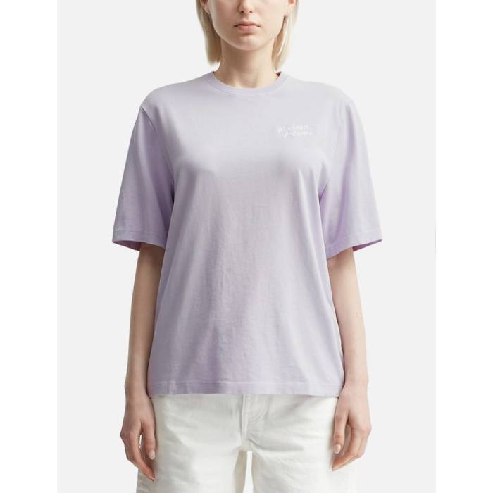 【 Maison Kitsune Handwriting Comfort Tee-Shirt Women Soft Mauve 】 レディース｜スニケス