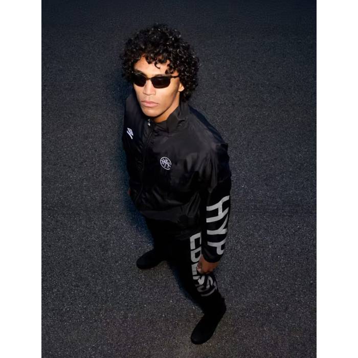 Hypebeast 【 Umbro X 20Th Anniversary Spellout Track Jacket Unisex Black 】 アンブロ トラック Jacket ジャケット ユニセックス 黒色 ブラック