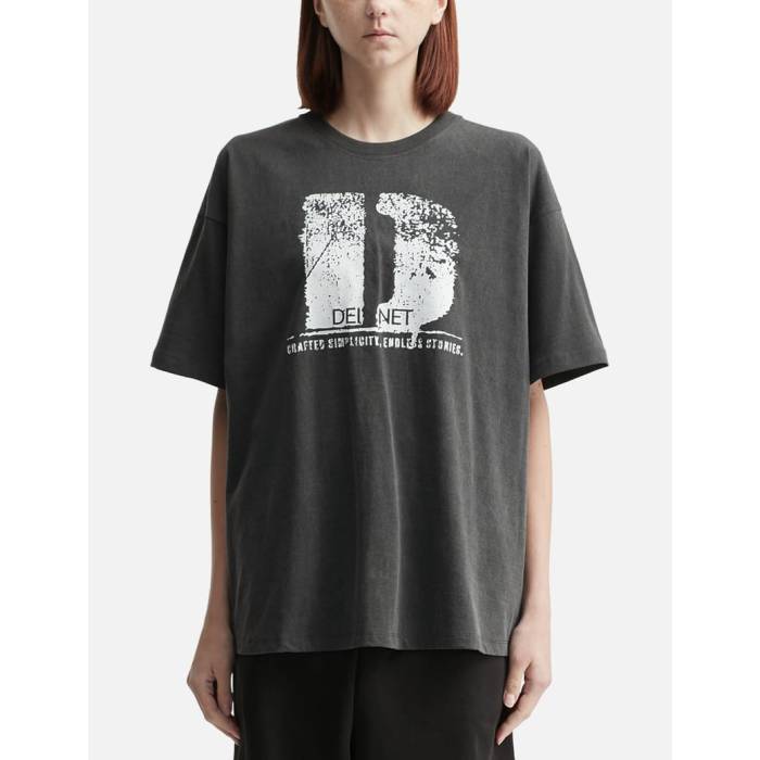 Deinet 【 D Accent Crack Logo T-Shirts Unisex Charcoal 】 ロゴ Tシャツ ユニセックス チャコール