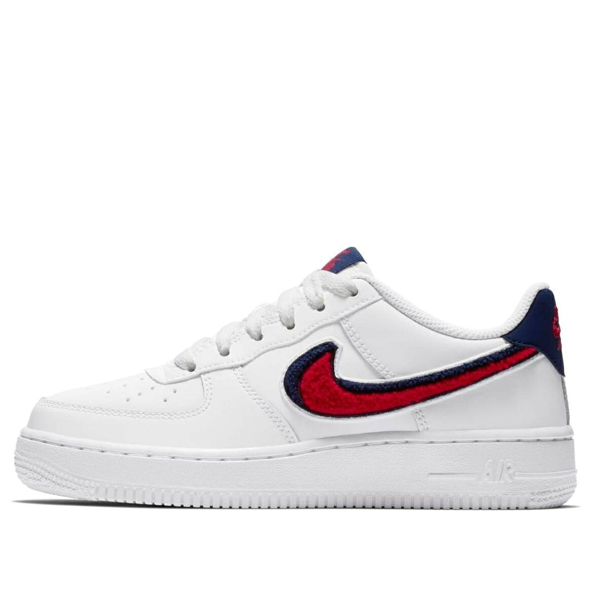 ナイキ 白色 ホワイト 青色 ブルー 赤 レッド エアフォース 'CHENILLE SWOOSH' ジュニア キッズ NIKE (GS) AIR FORCE 1 LV8 AO3620-101 / WHITE BLUE RED ベビー マタニティ スニーカー