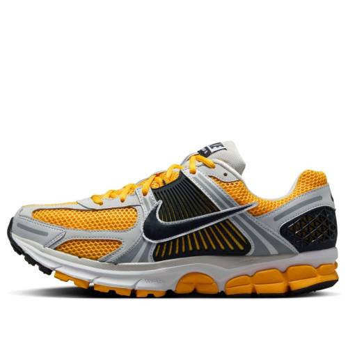 ナイキ 望遠レンズ ゴールド \u0027UNIVERSITY GOLD\u0027 スニーカー メンズ NIKE AIR ZOOM VOMERO 5 FB9149-002 / PHOTON DUST UNIVERSITY GOLD