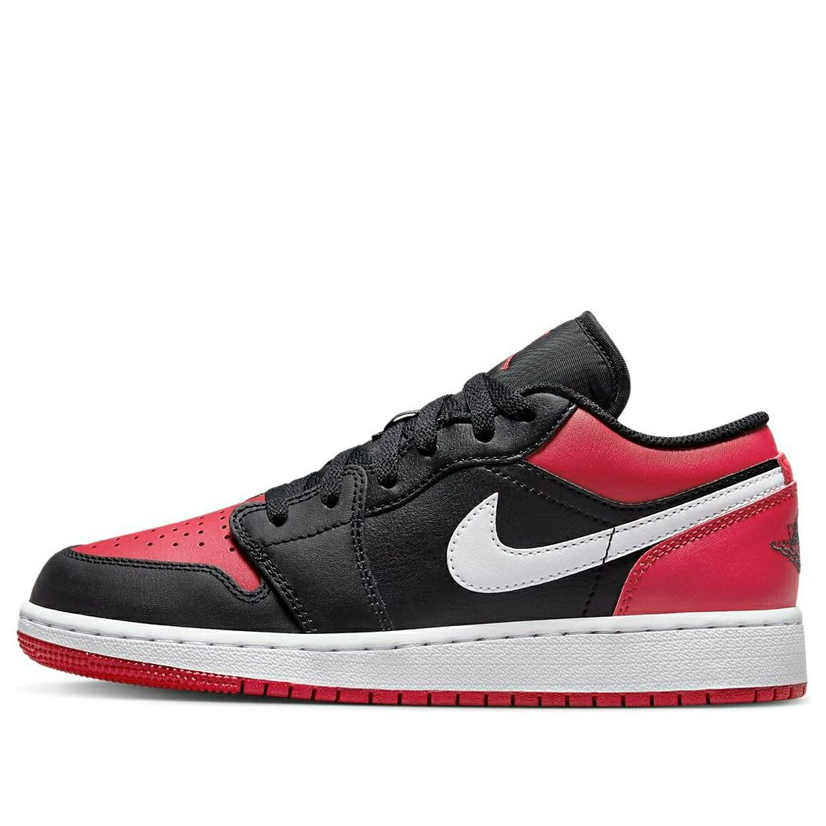 ナイキ ジョーダン 黒色 ブラック 白色 ホワイト 赤 レッド 'ALTERNATE TOE' ジュニア キッズ JORDAN (GS) AIR 1 LOW BRED 553560-066 / BLACK WHITE GYM RED ベビー マタニティ スニーカー