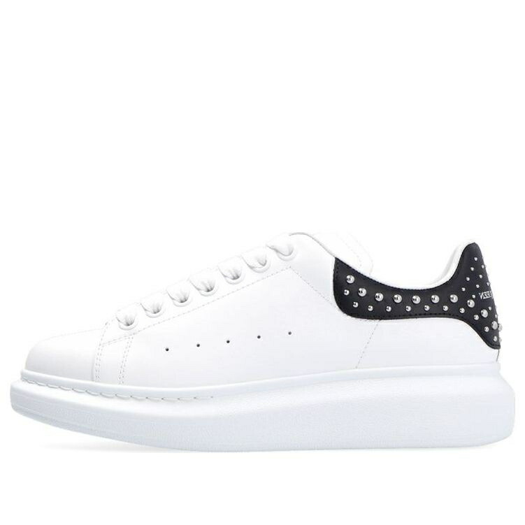 アレキサンダーマックイーン 白色 ホワイト 黒色 ブラック WHITE BLACK スニーカー レディース ALEXANDER MCQUEEN (WMNS) ALEXANDER MCQUEEN STUDDED OVERSIZED SNEAKERS 666406WHTQQ9089 / WHITE BLACK