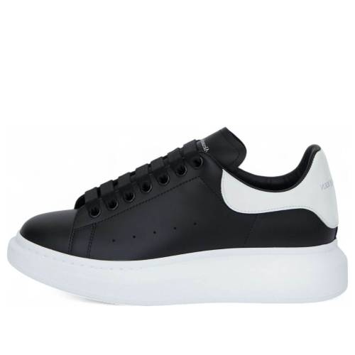 アレキサンダーマックイーン 靴 スニーカー 黒色 ブラック 白色 ホワイト BLACK WHITE メンズ ALEXANDER MCQUEEN ALEXANDER MCQUEEN OVERSIZED SNEAKER 2024 553680-WIEEN-1070 / BLACK WHITE