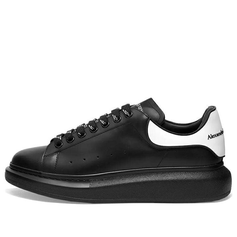 アレキサンダーマックイーン 靴 スニーカー 黒色 ブラック 白色 ホワイト BLACK メンズ ALEXANDER MCQUEEN ALEXANDER MCQUEEN OVERSIZED SNEAKER 625156WHXMT1006 / BLACK WHITE