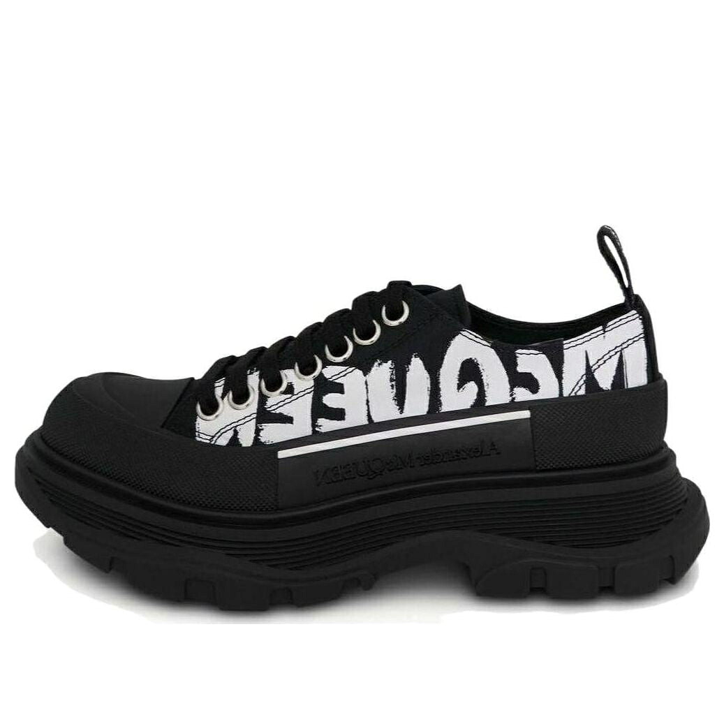 アレキサンダーマックイーン 黒色 ブラック 白色 ホワイト 'BLACK WHITE' スニーカー レディース ALEXANDER MCQUEEN (WMNS) ALEXANDER MCQUEEN TREAD SLICK LOW LACE UP CANVAS GRAFFITI 676711W4RQ21006 / BLACK WHITE｜スニケス