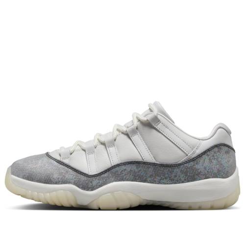 ナイキ ジョーダン 黒色 ブラック 白色 ホワイト 灰色 グレー 'YEAR SNAKE' スニーカー メンズ JORDAN AIR 11 RETRO LOW OF THE HQ7000-001 / BLACK SUMMIT WHITE FOOTBALL GREY