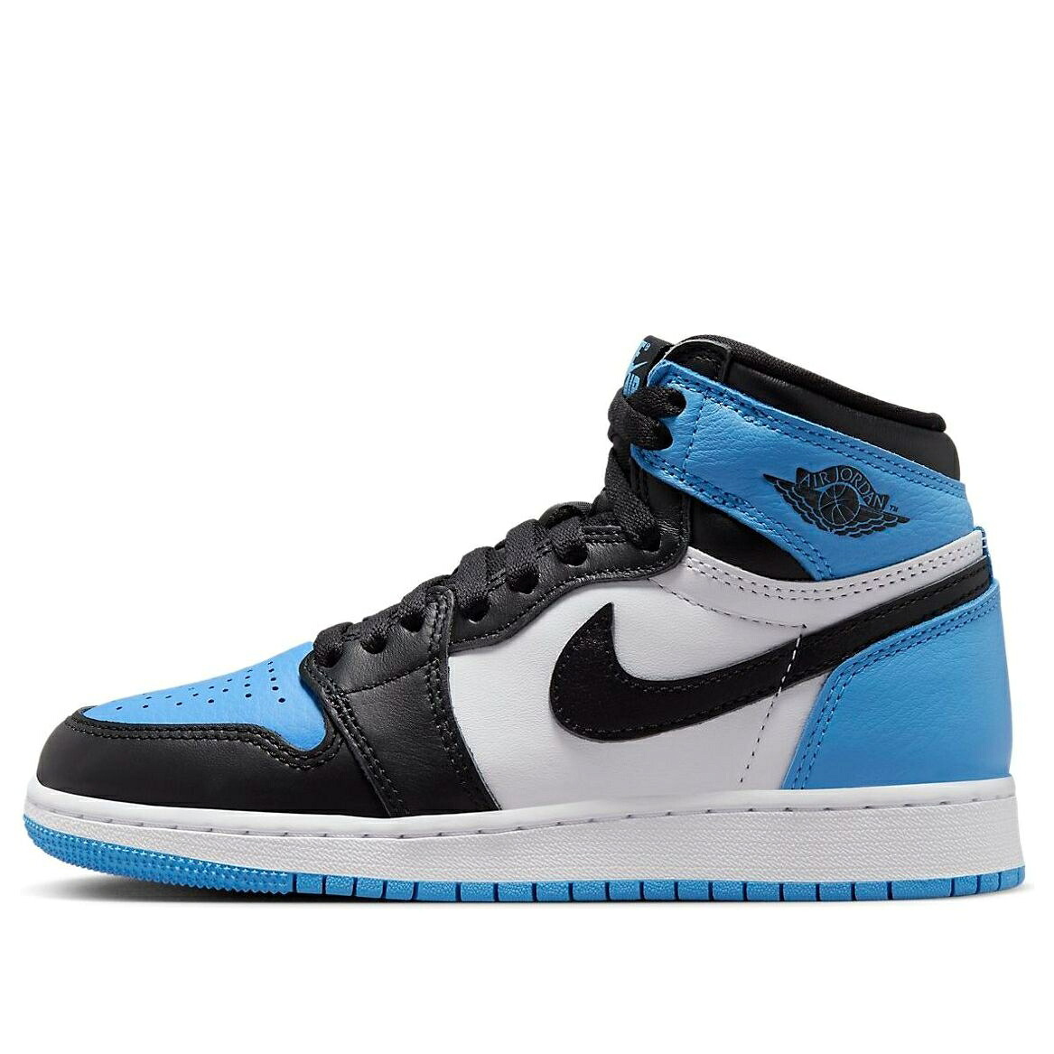 ナイキ ジョーダン ハイ 青色 ブルー 黒色 ブラック 白色 ホワイト 'UNC TOE' ジュニア キッズ JORDAN (GS) AIR 1 RETRO HIGH OG FD1437-400 / UNIVERSITY BLUE BLACK WHITE ベビー マタニティ スニーカー|スニケス