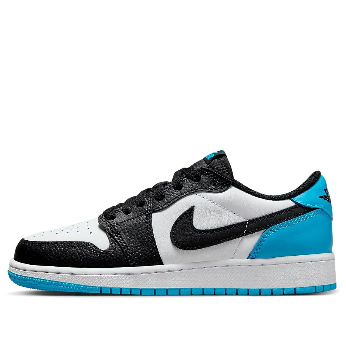 ナイキ ジョーダン 黒色 ブラック 白色 ホワイト 青色 ブルー 'UNC' ジュニア キッズ JORDAN (GS) AIR 1 RETRO LOW OG CZ0858-104 / BLACK WHITE BLUE ベビー マタニティ スニーカー
