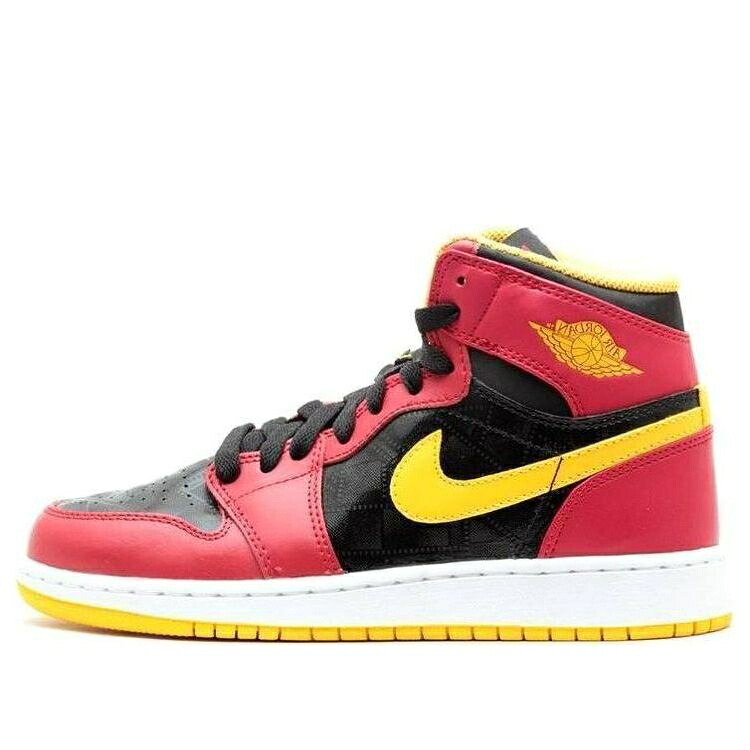 ナイキ ジョーダン ハイ 黒色 ブラック 赤 レッド ゴールド 'HIGHLIGHT REEL' ジュニア キッズ JORDAN (GS) AIR 1 RETRO HIGH OG 575441-017 / BLACK GYM RED UNIVERSITY GOLD ベビー マタニティ スニーカー