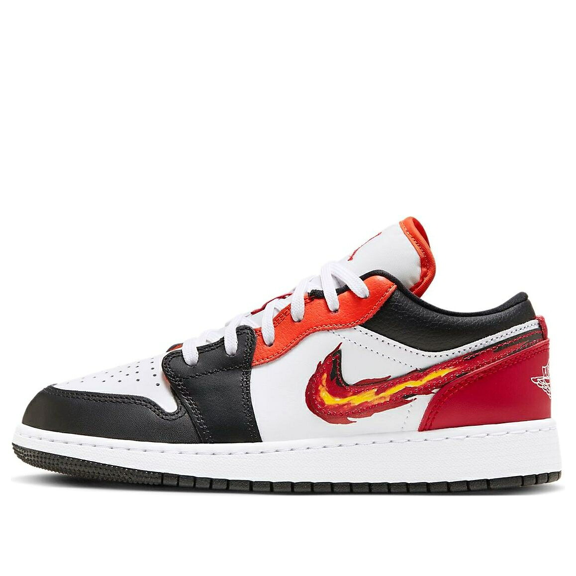 ナイキ ジョーダン スウッシュ スウォッシュ 黒色 ブラック 白色 ホワイト 赤 レッド チーム 'FLAMING RED' ジュニア キッズ JORDAN (GS) AIR 1 LOW SWOOSH - GYM FJ7222-101 / SAIL BLACK WHITE GYM RED TEAM ベビ｜スニケス