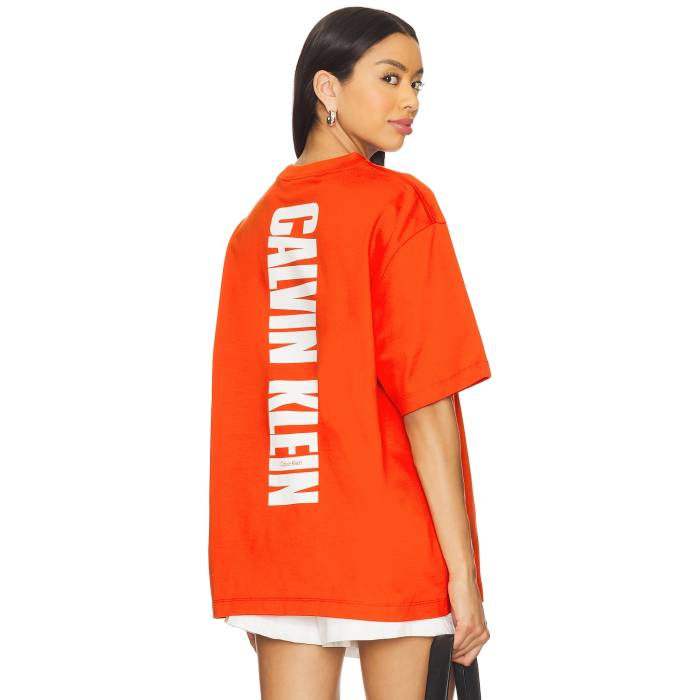 カルバンクライン Calvin Klein 【 Relaxed Vertical Logo Tee Unisex Red Alert 】 ロゴ Tシャツ ユニセックス Red 赤・レッド|スニケス