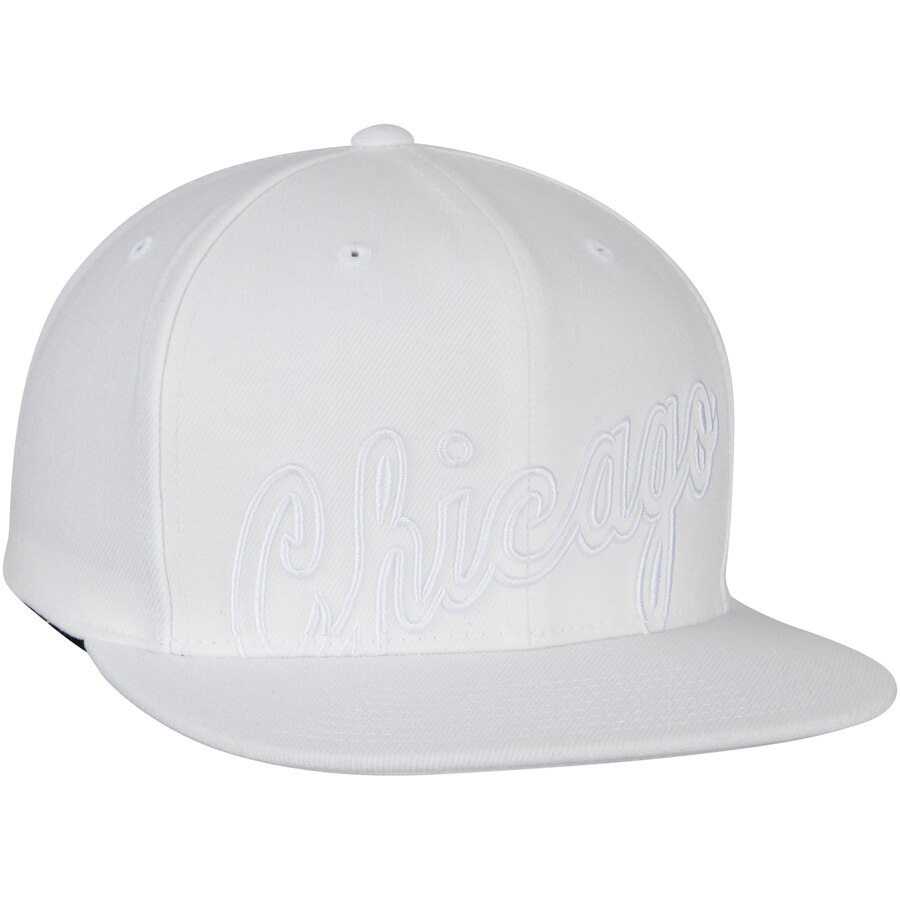 シカゴ ミッチェル ネス ジュニア ロゴ バッグ ジョーダン スナップバック Ness リュック Snapback ブルズ Mitchell Chicago Bulls Hardwood Classics Cropped Xl Logo Adjustable Hat White キャップ 帽子 メンズキャップ 送料無料 スニーカーケース 店