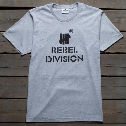 アンディフィーテッド レベル Tシャツ 灰色 グレー グレイ ヘザー メンズ 【 UNDEFEATED X SYR MEN REBEL DIVISION TEE (GRAY / HEATHER) GRAY  HEATHER 】 メンズファッション トップス カットソー