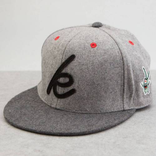 ベイト スポンジボブ スナップバック バッグ キャップ キャップ 帽子 灰色 グレー メンズ 【 BAIT X SPONGEBOB MR KRABS SNAPBACK CAP (GREY) / GREY 】 メンズキャップ 帽子｜スニケス