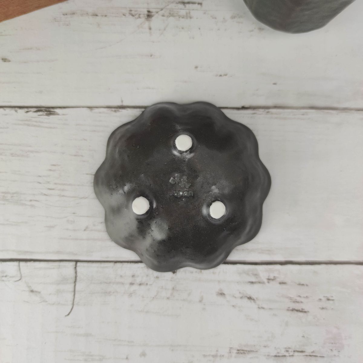 Sale 85 Off リンカ 黒練 10 5 4cm 丸 ボウル 美濃焼 和食器 カネコ小兵 約110g 100cc 日本製 輪花 Rinka ブラック 黒い 和風 丸い 皿 3つ足 食器 小鉢 サラダ 煮物鉢 おしゃれ 陶器 しのぎ 鎬 業務用 食洗器対応 レンジ対応 ラッピング不可