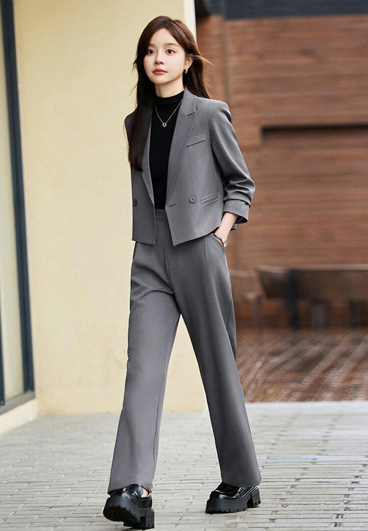 極美品⭐︎VALENTINO グレー ストライプ パンツスーツ セットアップ 40 パンツスーツ セットアップ レディース 上下2点セット ショート丈