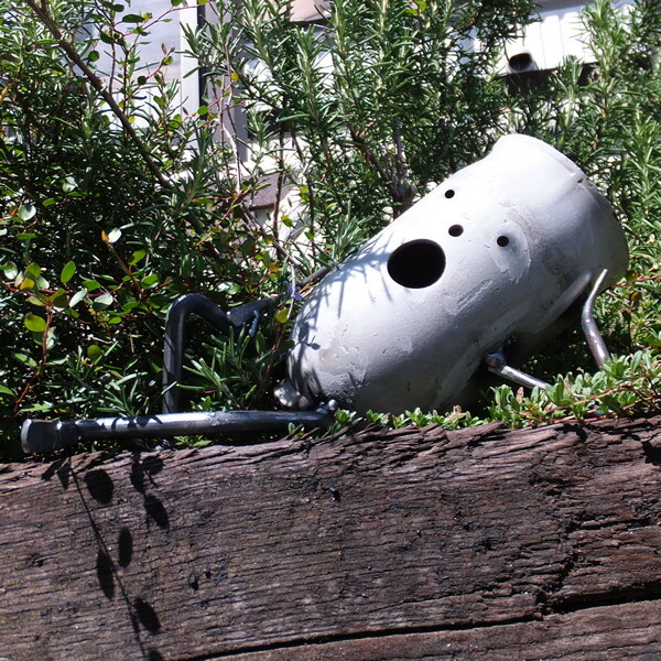 プランター 植木鉢 エクステリア ガスボンベのキャップをリサイクル 宅配box 郵便受け だるきも系プランター ぽけっとゾンビ クリア塗装 廃材を再利用してうまれたジャンクな手作りガーデンオブジェ ポストと表札のジューシーガーデン ガーデニング 置物