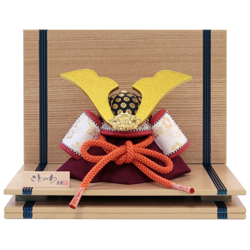 五月人形 兜飾り ことのわ 木目込み 兜平飾り 大鍬兜 飾り台セット ナチュラル木目 真多呂 寿慶 人形のこどもや本店オリジナル 赤 おしゃれ コンパクト 端午の節句 節句人形 兜 こどもの日 初節句 節句祝 大鍬兜 注文後 商品の色が多少異なる場合がござい Aluksniesiem Lv
