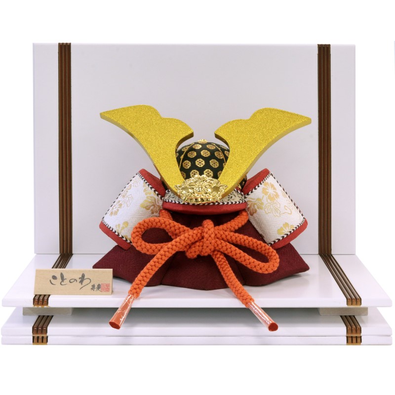 五月人形 兜飾り ことのわ 木目込み 兜平飾り 大鍬兜 飾り台セット ホワイト 真多呂 寿慶 人形のこどもや本店オリジナル 赤 おしゃれ コンパクト 端午の節句 節句人形 兜 こどもの日 初節句 節句祝 大鍬兜 大きな金色の鍬形が華やかな木目込み兜です Aluksniesiem Lv