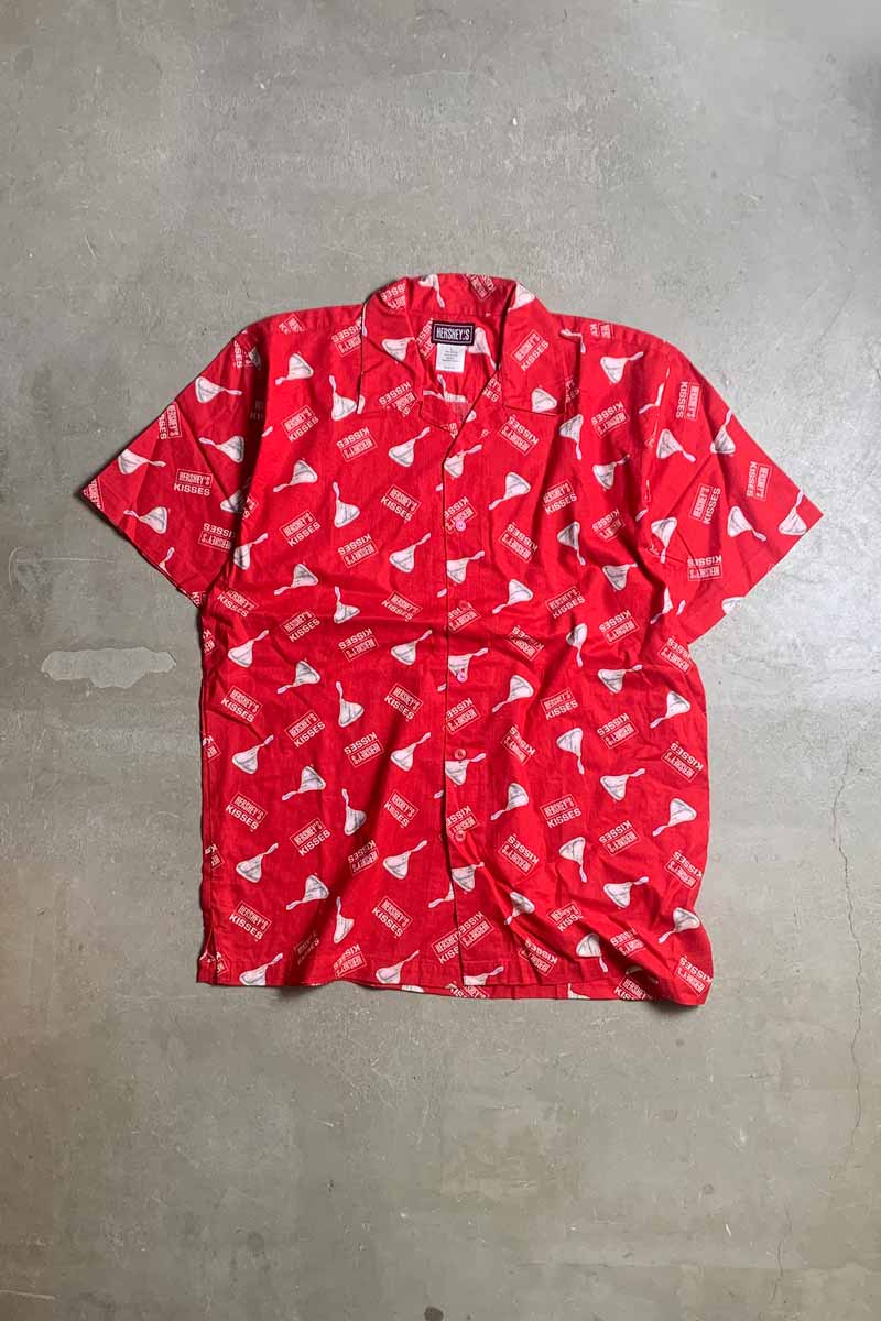 【中古】HERSHEY'S (ハーシーズ) 01'S S/S OPEN COLLAR HERSHEY'S KISSES DESIGN ADVERTISING SHIRT 01年代 半袖 オープン カラー ハーシーズ キス デザイン アドバタイジング シャツ RED [SIZE: L USED]