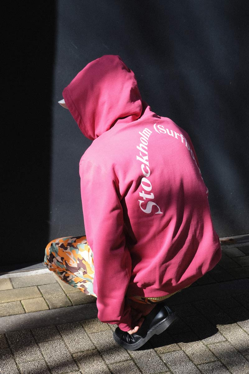 【SALE】【メンズ新品】STOCKHOLM SURFBOARD CLUB（ストックホルム サーフボードクラブ) BJORN HOODIE スウェット フーディー PINK [NEW]｜JULIUS NYC