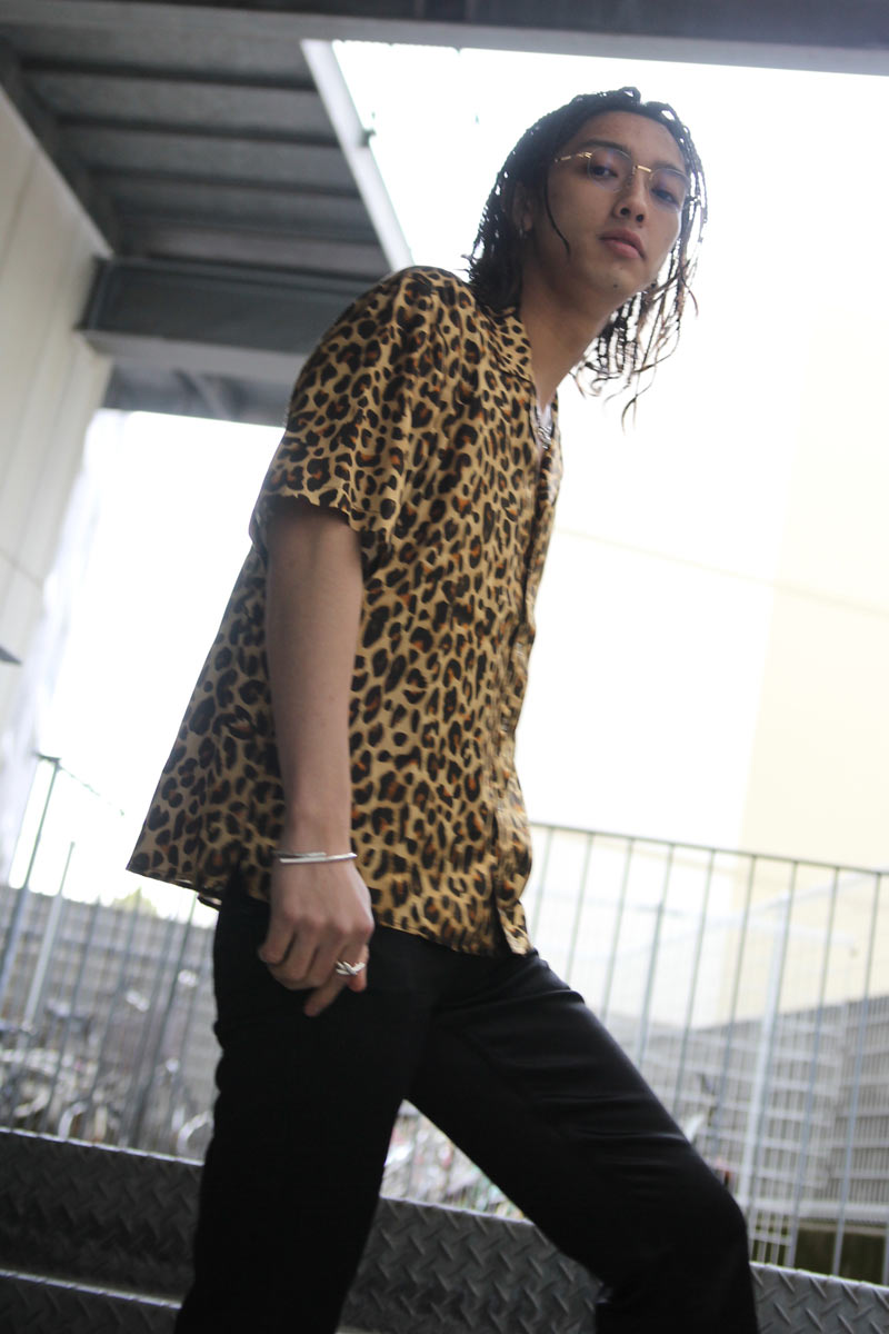 【SALE】【メンズ新品】STOCKHOLM SURFBOARD CLUB (ストックホルムサーフボードクラブ) HELL SHIRT レオパード柄ビスコースTシャツ LEOPARD [NEW]｜JULIUS NYC