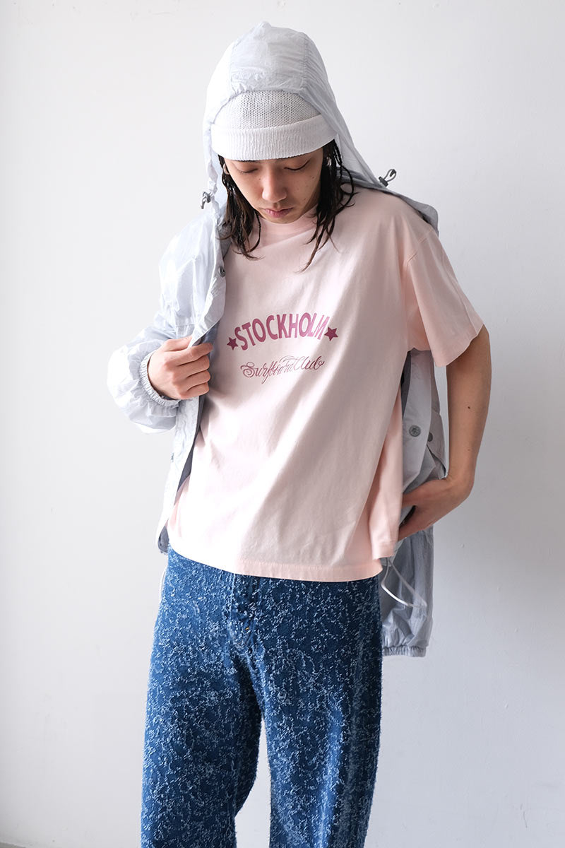 【SALE】【メンズ新品】STOCKHOLM SURFBOARD CLUB (ストックホルムサーフボードクラブ) BOX TEE SIGN ロゴプリントＴシャツ BOX TEE SIGN [NEW]
