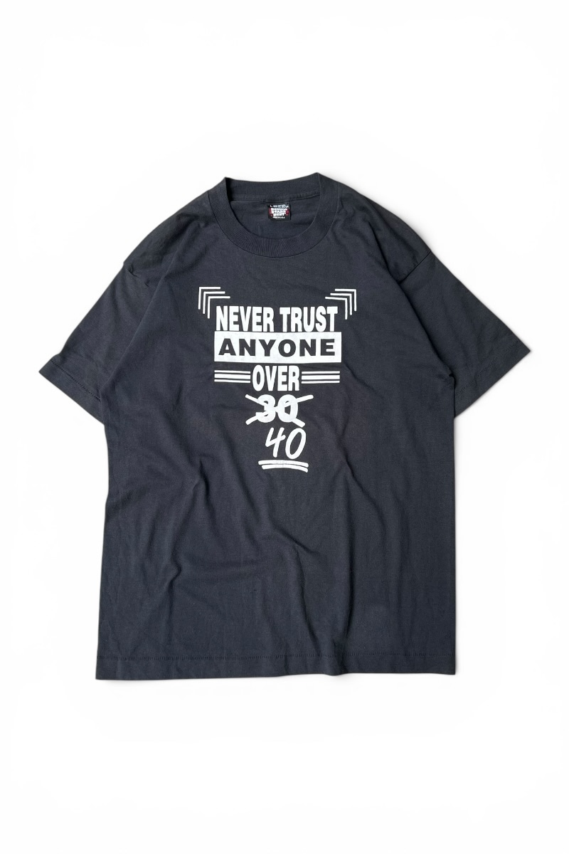 【中古】SCREEN STARS  (スクリーンスターズ) MADE IN USA 90\u0027S NEVER TRUST ANYONE OVER 40 MESSAGE T-SHIRT 亜米利加製 90年月日 申したて ティーシャツ / BLACK [SIZE: L USED]