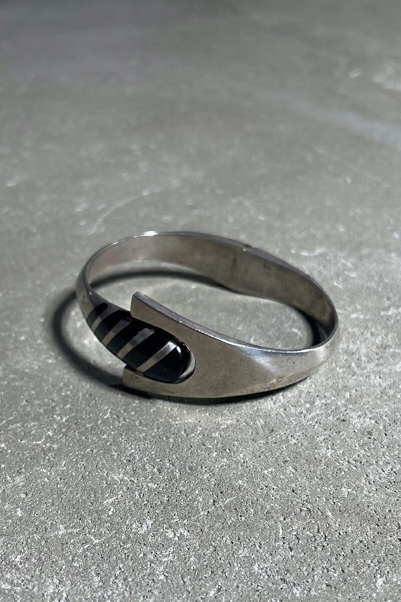 【中古】VINTAGE MEXICAN JEWELRY(ヴィンテージ メキシカン 宝飾品) MADE IN MEXICO 925 SILVER BANGLE W/ONYX 925 しろがね色 バングル オニキス付き添い人   [SIZE: ONE SIZE USED]