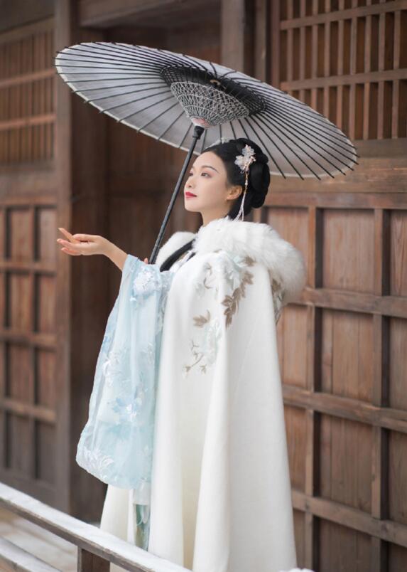 綺麗な漢服唐装　レディース用漢服マント　秋冬用ファーコートー　裏起毛ツイードコート　厚手羽織カバー　ケープ　大きい花中華服　中華古典ダンス衣装　華流舞台ステージ撮影衣装　フード付チャイナ服