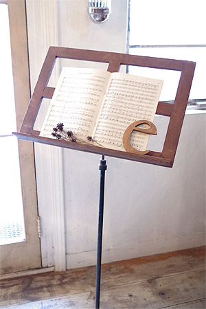 楽天市場 アンティーク スタンド 木製 メニュー 譜面台 ショップ ディスプレイ 什器 譜面台 Junk Rustic Colors