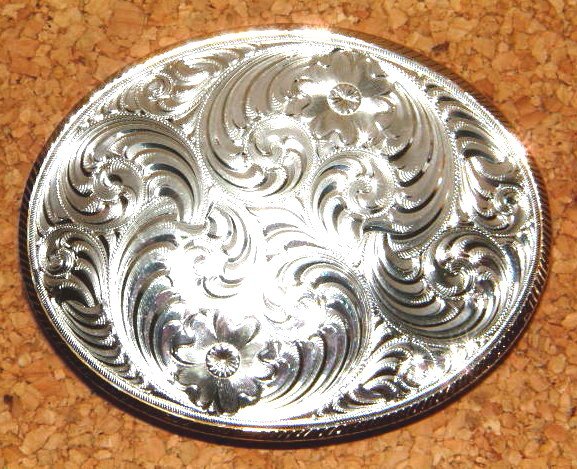貴重な【MADE IN USA アメリカ製】 【MONTANA SILVER SMITHS モンタナ シルバースミス】 ジャーマン シルバー製 両面 エングレーブ 唐草模様 ロープウェッジ 小型 オーバル型 ウェスタン トロフィー バックル ベルト ジュエリー カービング トニーラマ ファニー FUNNY｜JUNK HOUSE WEST