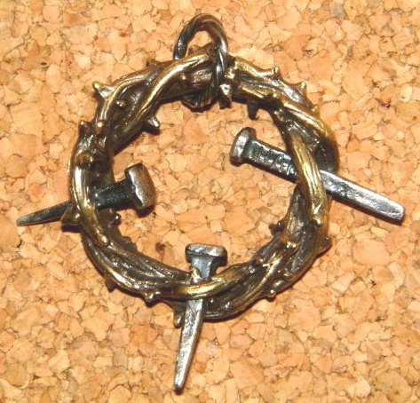 【HANG ハング 犯具】&times;【HATCHET ハチェット】 スターリング シルバー925製 &times; ブラス製 真鍮製 立体 3D彫金 茨冠 と 聖釘 ペンダント トップ ≪The Golgoda≫ キーホルダー キーリング キーチェーン バイカー ホットロッド ジュエリー ゴルゴダの丘 イエス・キリスト｜JUNK HOUSE WEST