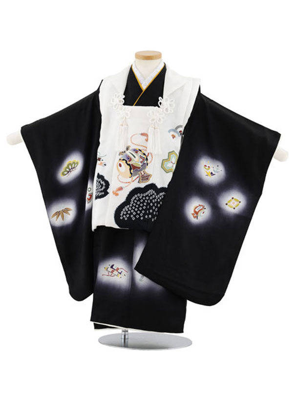 【レンタル】着物 七五三レンタル(3歳男児被布)W565【正絹】白地小槌&times;黒 宝尽くし 3歳 被布 フルセット 男の子 お祝い着 正月 3才 男児 きものレンタル【往復送料無料】｜京都かしいしょう